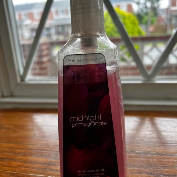 4 Bath and Body Works Hand Soap - Picture 5 of 5